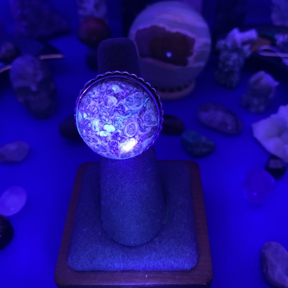 Comfort Curl Adjustable Large Round Turritella Ring! GLOWS UNDER BLACKLIGHT! - Picture 8 of 16